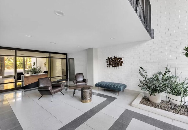 Lobby - 7560 Hollywood Blvd