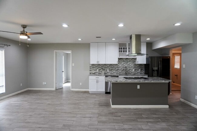 Building Photo - Charming Fully Updated 1930's Cottage in Jefferson Terrace