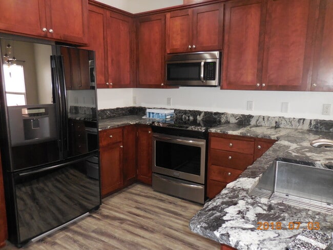 Building Photo - 3 Bedroom 2.5 Bath Townhouse  2 car garage