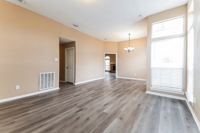 Building Photo - 2085 Cameo Dr