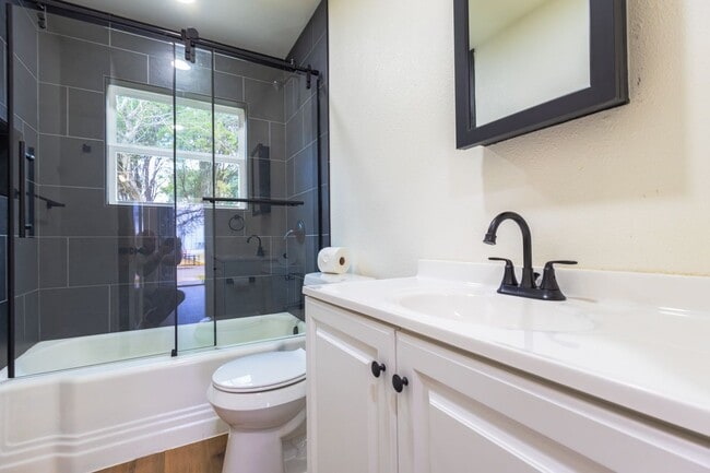 Building Photo - 1105 Spring Branch St