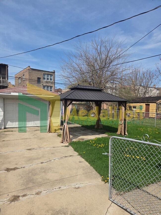 Foto del edificio - 11004 S Eberhart Ave
