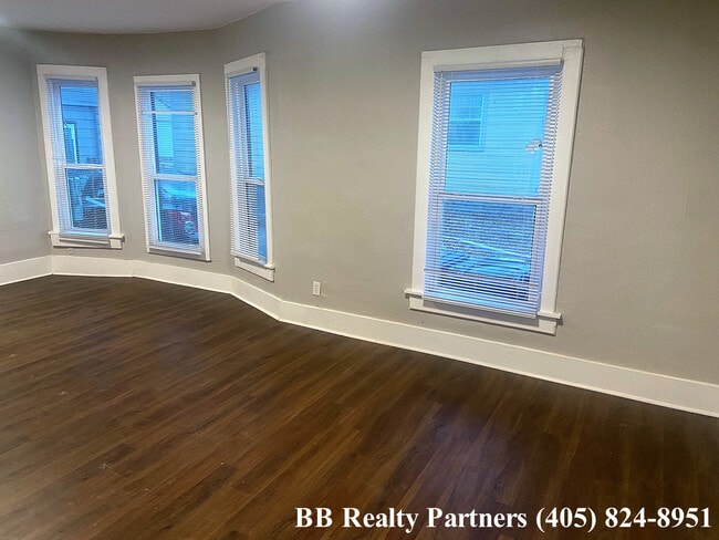 Building Photo - 1121 S Quaker Ave