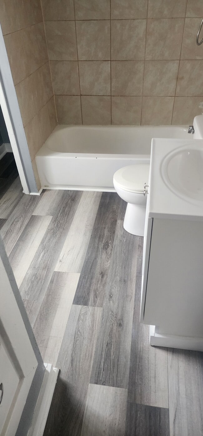 Building Photo - 808 Irving Ave