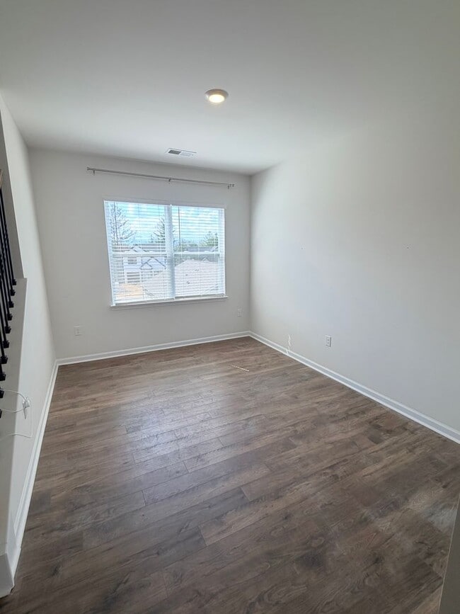 Building Photo - Beautiful 4 Bed, 2.5 Bath Home - Lawn Care Included!