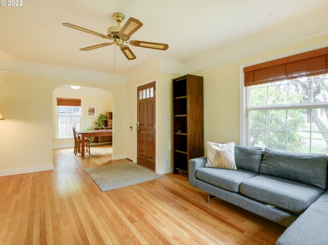 Foto del edificio - Charming 3 bed + office, 1.5 bath rental home in University Park Portland!