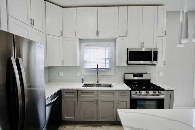 Foto del edificio - Modern rehabbed 2 Bedroom home with garage