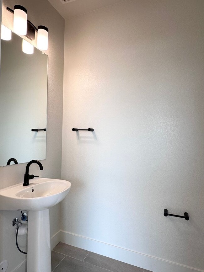 Building Photo - Luxury 3 Bedroom Townhome in the Heart of ...