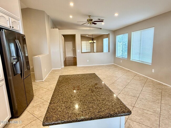 Foto del edificio - 2327 E Winchester Pl