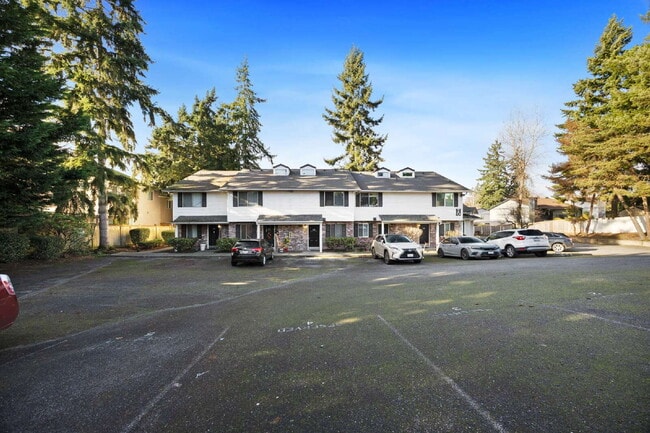 Foto del edificio - TOWNHOUSE IN KENT! Two story condo/townhouse 2 bedroom 1.5 bathroom TOWNHOUSE in Kent at Colonial...