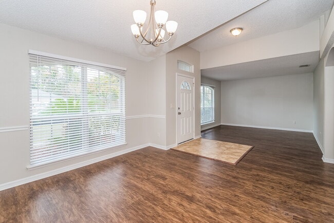 Foto del edificio - 975 Deer Spring Dr