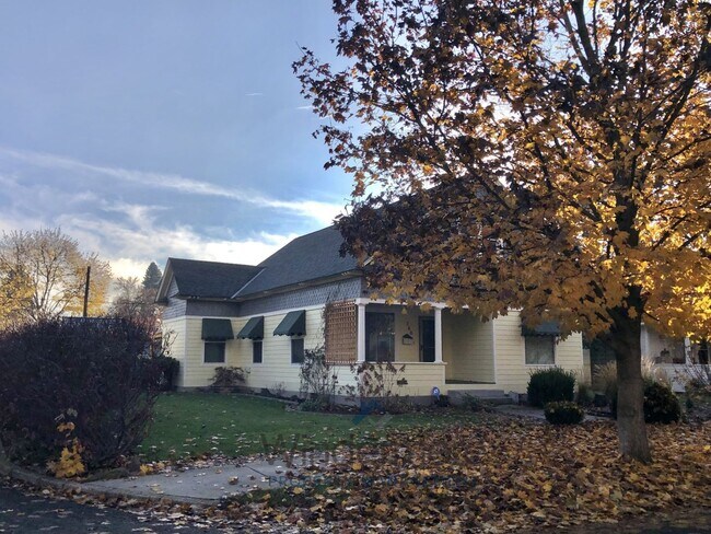 Building Photo - 560 Pleasant St