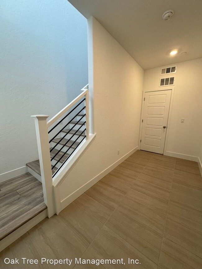 Foto del edificio - 3 br, 2 bath House - 577 N. Helm Lane