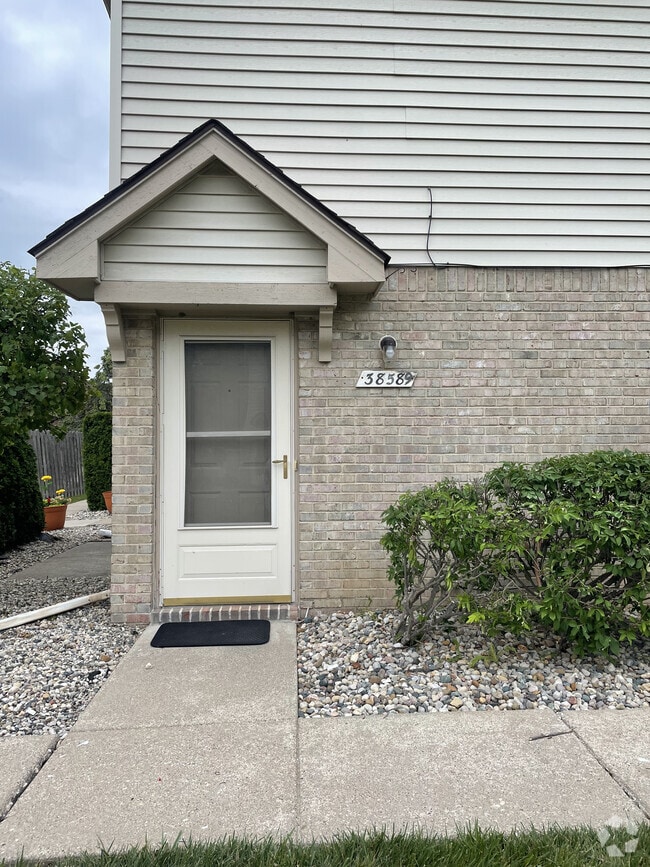 Building Photo - 38589 Wellington Dr