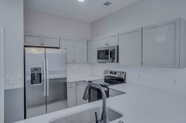 Building Photo - Stunning, fully updated 3/2.5 townhouse in...