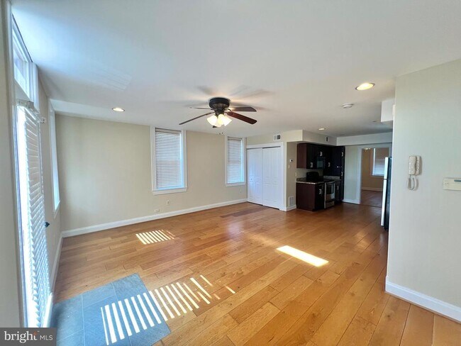 Foto del edificio - 1017 W Cross St