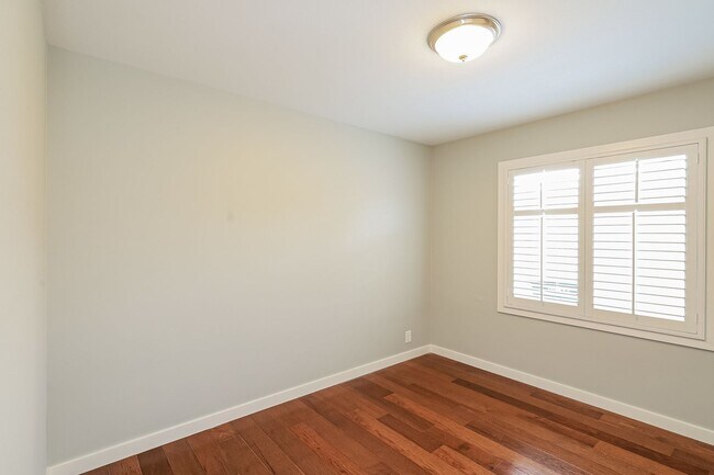 Foto del edificio - Charming 3BR Home with Spacious Yard in Se...