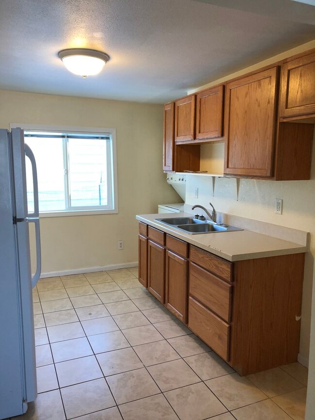Building Photo - 2 Bed/ 1 Bath House with Fenced Yard