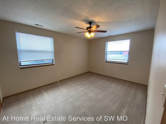 Building Photo - 2850-2862 S Rogers Ave