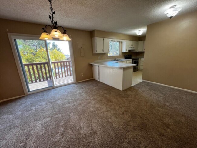 Foto del edificio - Charming multi-story duplex unit, nestled ...