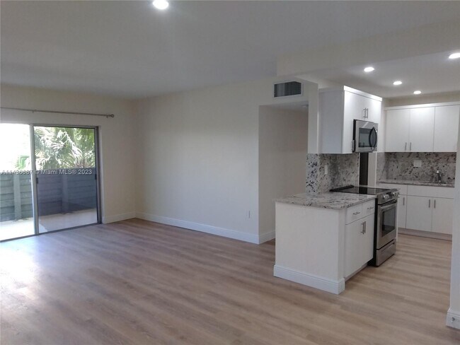 Foto del edificio - 8325 SW 72nd Ave