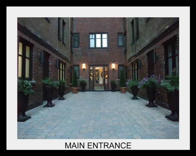 Building Photo - 4982 Ch Queen-Mary