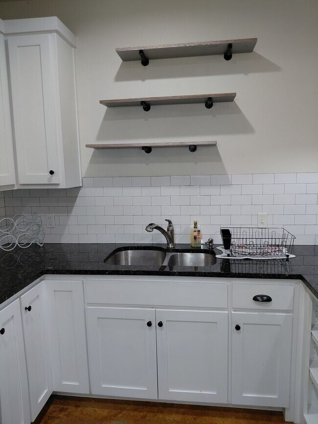 Foto del edificio - Affordable & Charming 1 bed and 1 bath with all bills paid including lawn care!