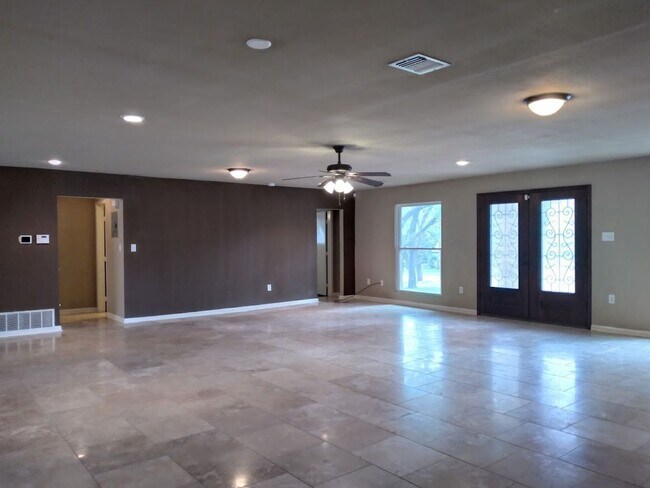 Foto del edificio - *MOVE IN SPECIAL* Exquisite Estate Living in Prestigious Hollywood Park With Outdoor Kitchen!