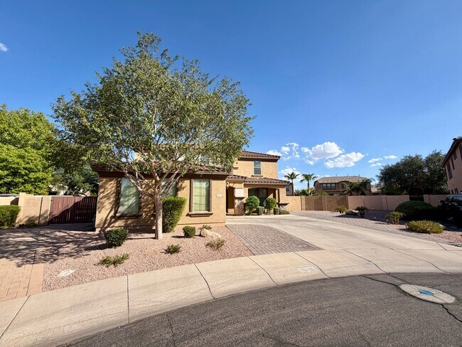 Foto del edificio - Spacious 6-bedroom, 2.5-bathroom home in Chandler, Welcome to the family friendly community of Su...