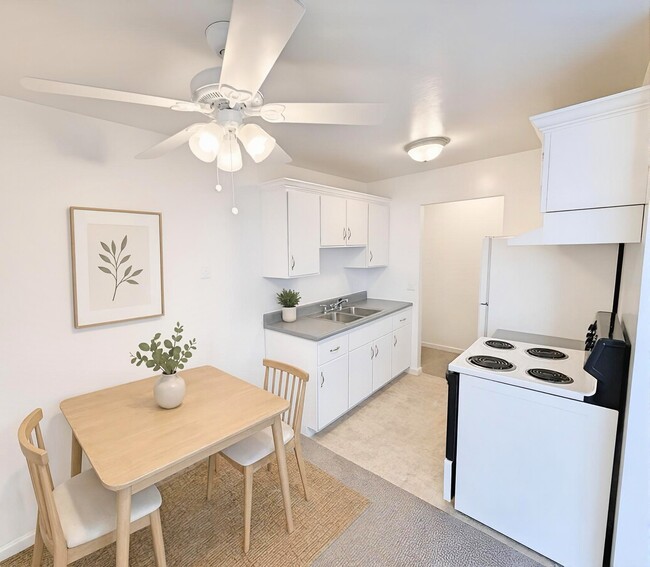 Bright eat-in kitchen - 121 W William St