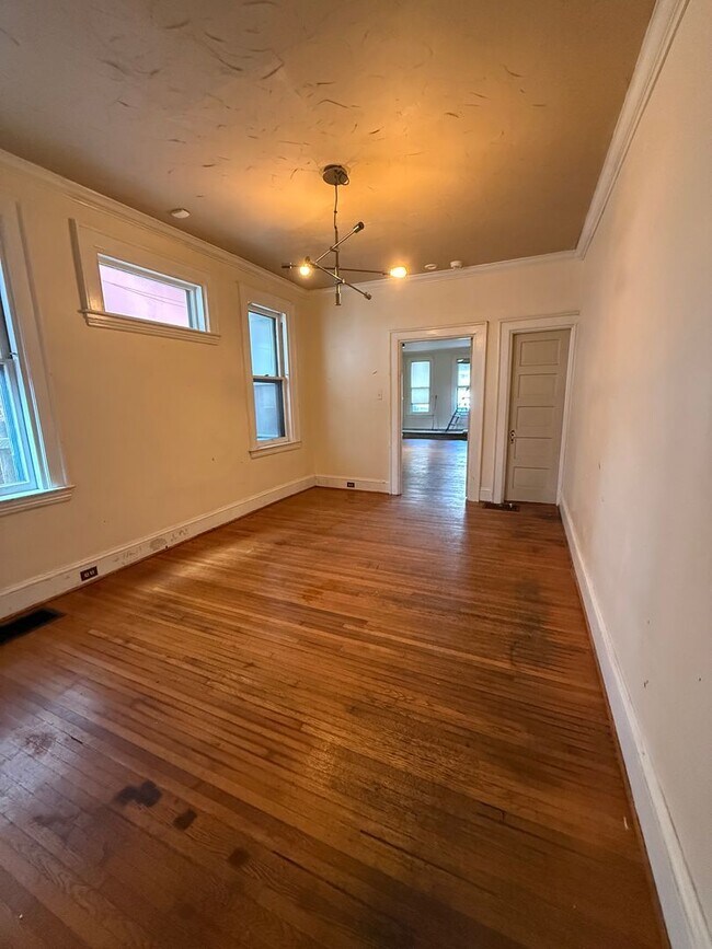 Building Photo - Spacious 4 bedroom House