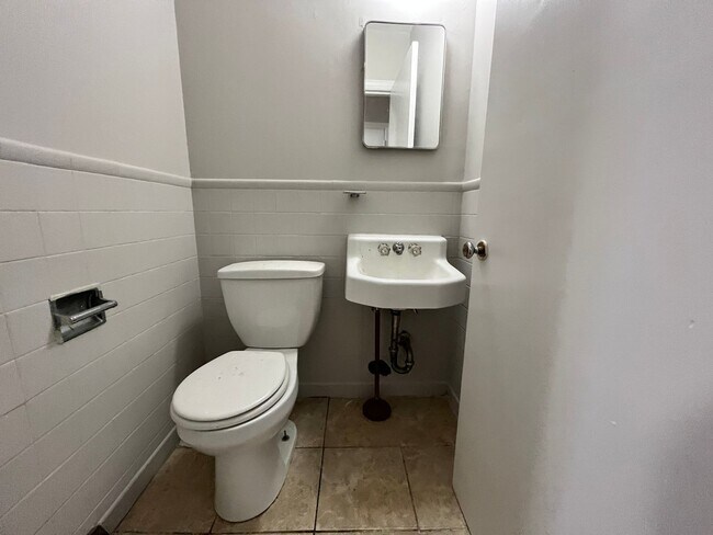 Foto del edificio - 3 Bedrooms, 1.5 Bathroom - Home in Sherwood Forest!