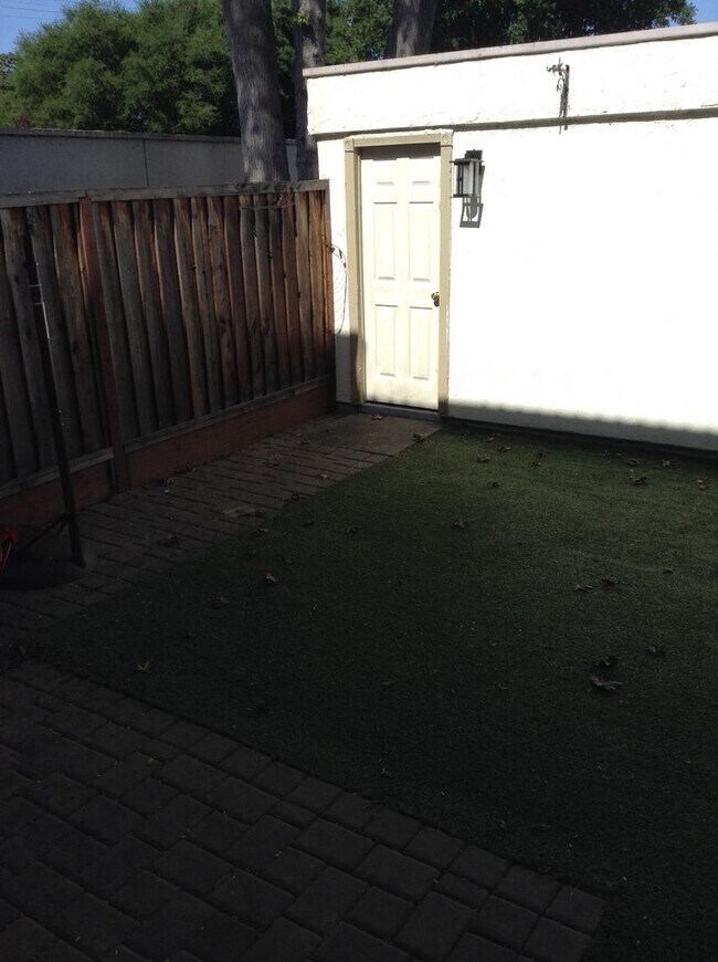 Foto del edificio - Stunning Townhouse on Mission Boulevard of Fremont