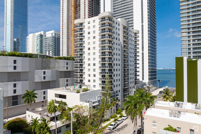 Foto del edificio - 601 NE 23rd St
