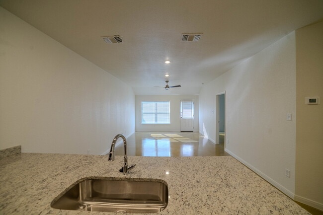 Foto del edificio - "Newly-built 3-Bed, 2-Bath Duplex on Switc...