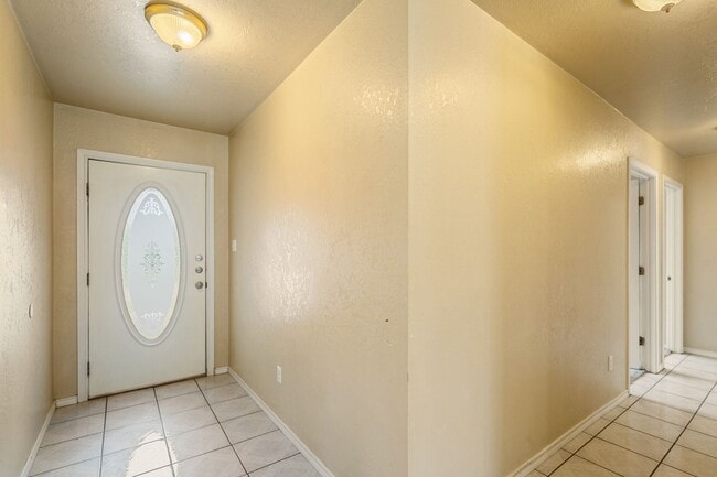 Building Photo - Spacious 3 Bedroom, 2 Bath Home on Quiet Dead-End Street