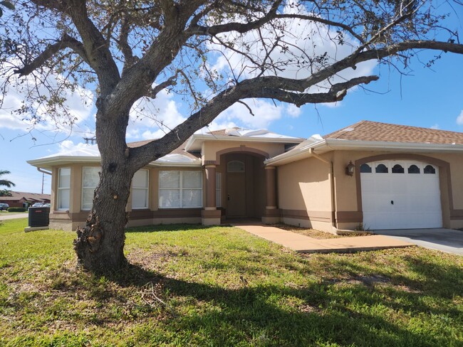 Building Photo - Duplex for rent with a pool