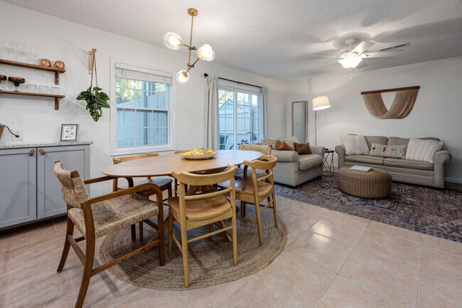 Foto del edificio - 17462 Front Beach Rd