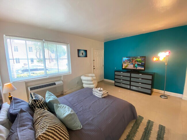 Foto del edificio - 7504 Byron Ave