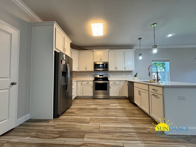 Building Photo - Beautiful 4 Bedroom Home in Mary Esther!