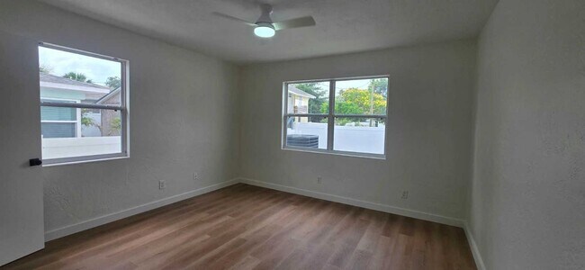 Building Photo - Beautifully Renovated 2BR + Bonus Room Home in Central Oak Park – Prime St. Petersburg Location