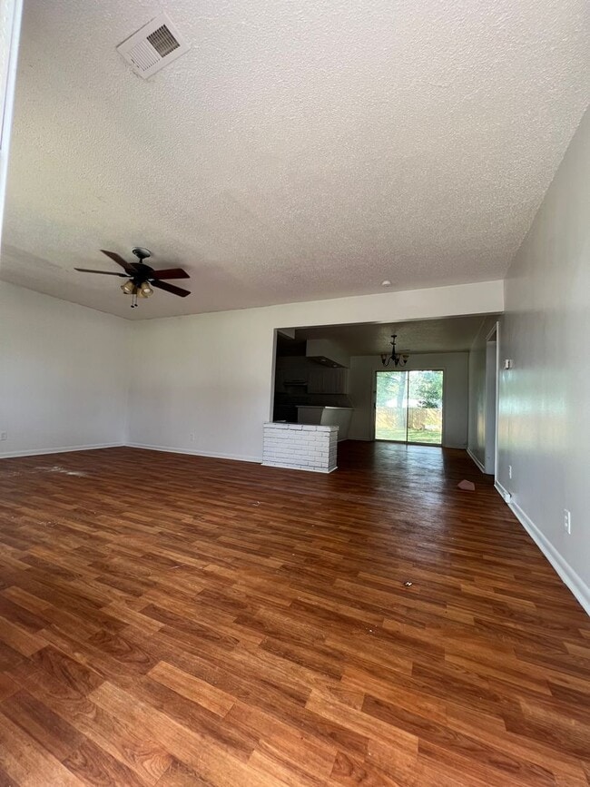 Building Photo - 2 Bedroom House with a large kitchen and l...