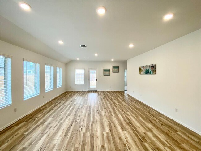 Foto del edificio - 3802 River Sand Rd