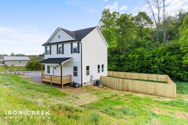 Building Photo - Modern 3-Bed/2.5-Bath Home with Fenced Yar...