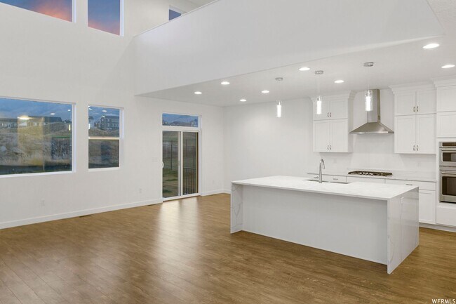 Building Photo - Stunning Home Right on the Golf Course!