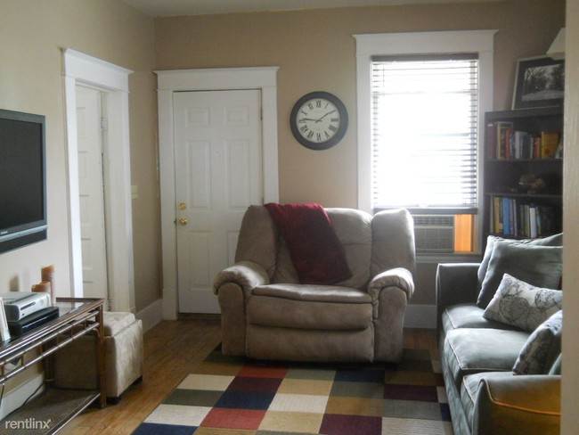 Building Photo - 1 br, 1 bath Duplex - 422 Leonard St NE