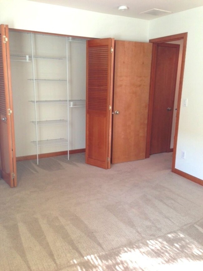 Foto del edificio - 1 Bed 1 Bath Waterfront Condo Available NO...