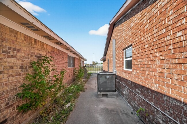 Building Photo - 1211 Helms Rd