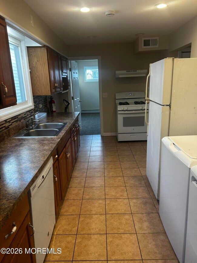 Building Photo - 261 Seeley Ave