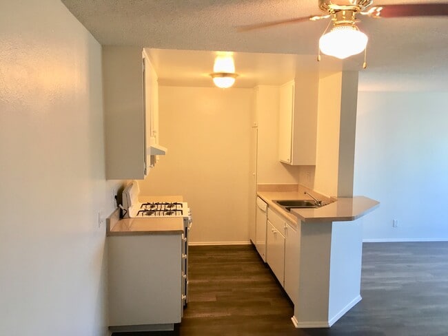 Building Photo - Oak Tree Apartments